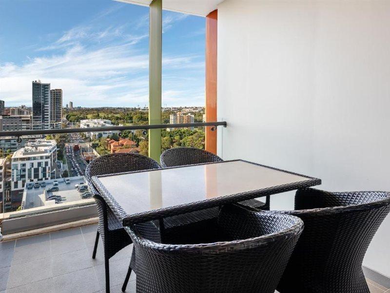 Meriton Suites Zetland Sydney Exterior foto Balcony