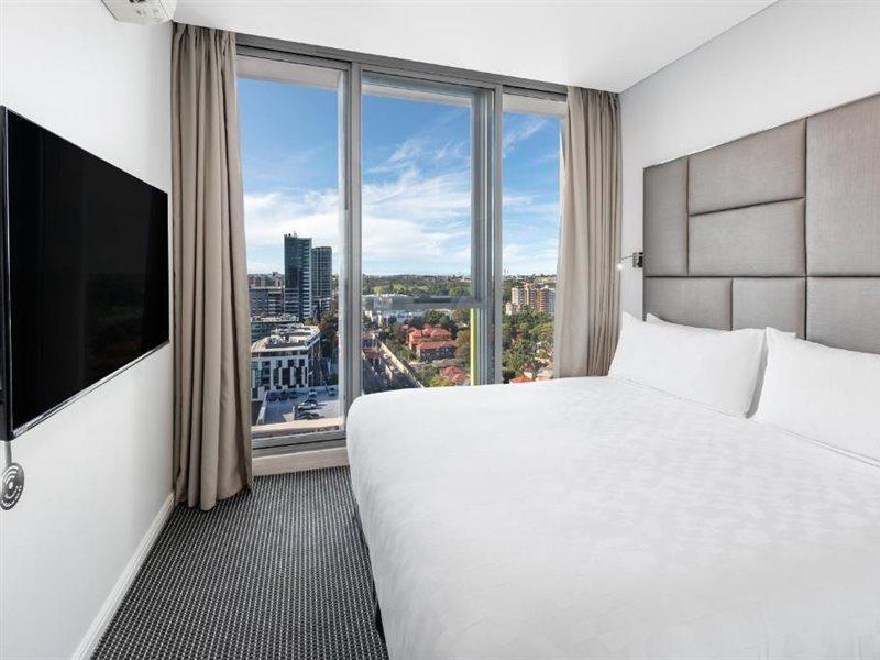 Meriton Suites Zetland Sydney Exterior foto A bedroom at the hotel