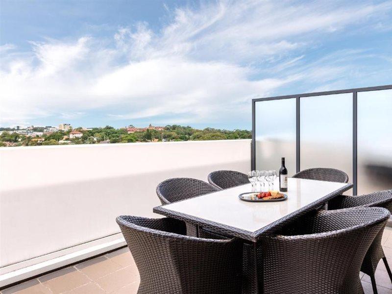 Meriton Suites Zetland Sydney Exterior foto A balcony at the hotel