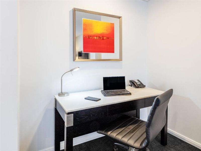 Meriton Suites Zetland Sydney Exterior foto A work desk in a hotel room