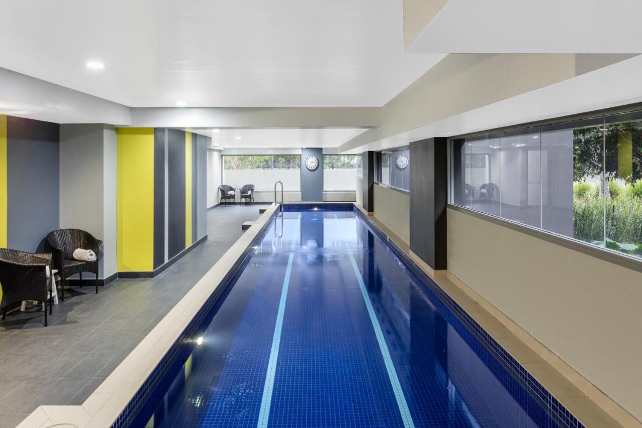 Meriton Suites Zetland Sydney Exterior foto The pool at the hotel