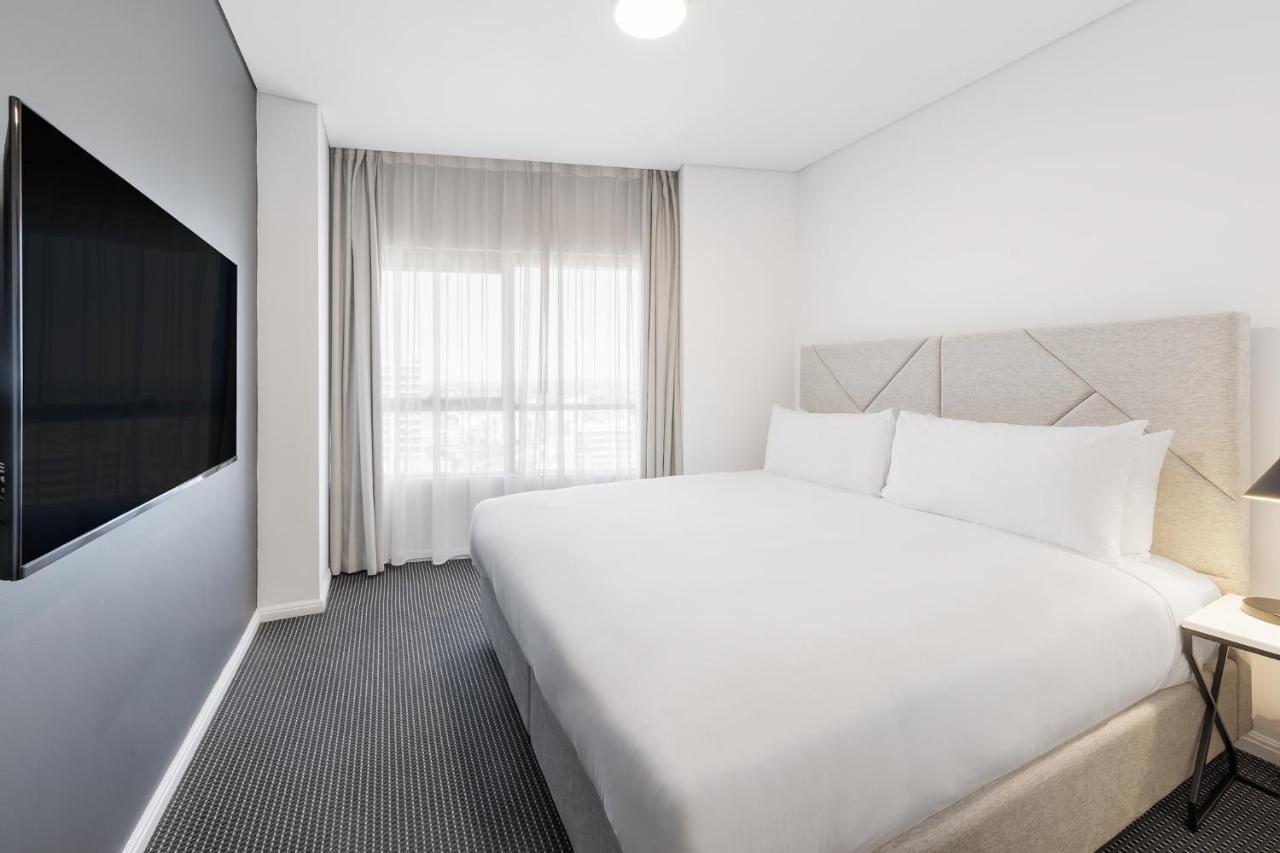 Meriton Suites Zetland Sydney Exterior foto A bedroom at the hotel
