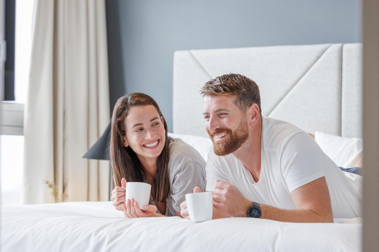 Meriton Suites Zetland Sydney Exterior foto A couple drinking coffee in bed