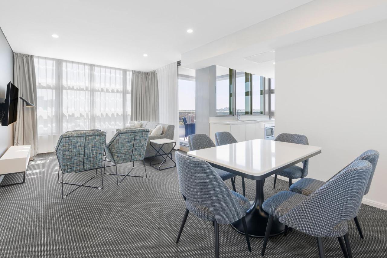 Meriton Suites Zetland Sydney Exterior foto The Club at The Standard East Village
