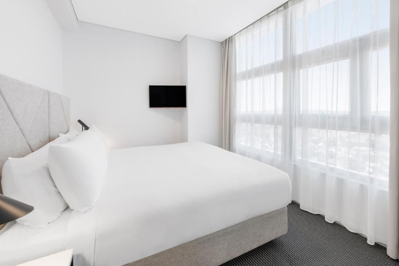 Meriton Suites Zetland Sydney Exterior foto A bedroom at the hotel