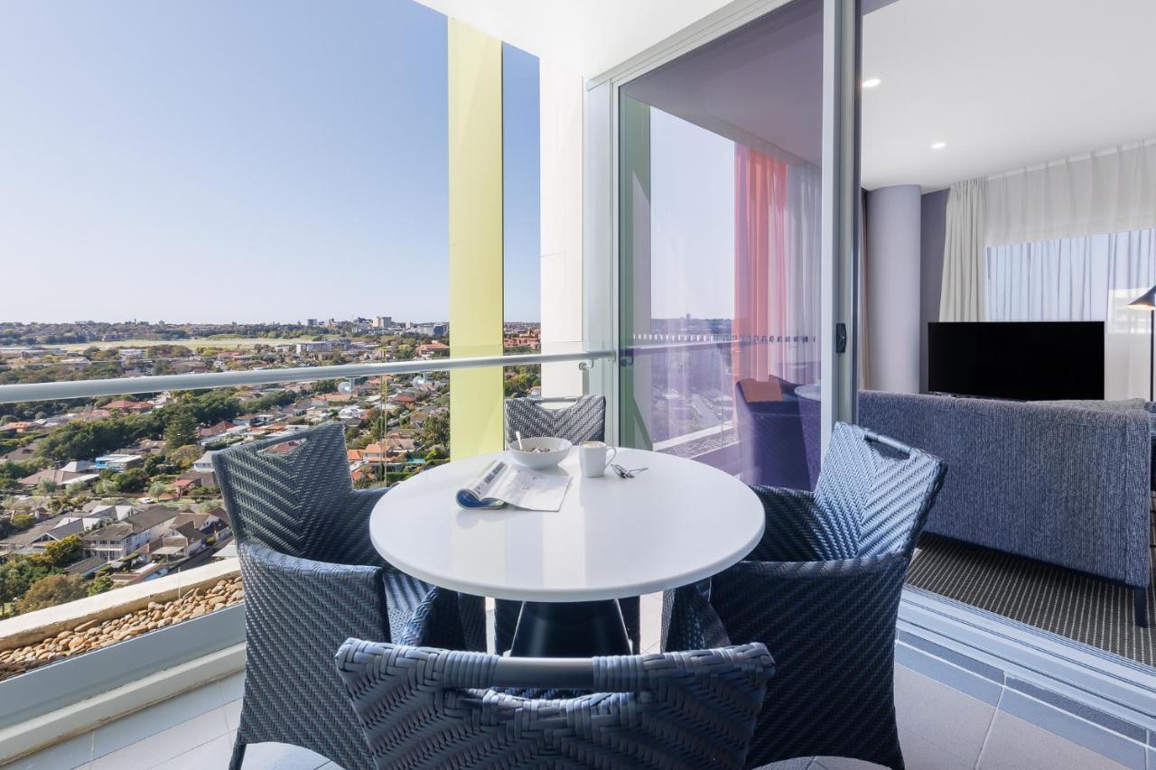 Meriton Suites Zetland Sydney Exterior foto The apartment balcony
