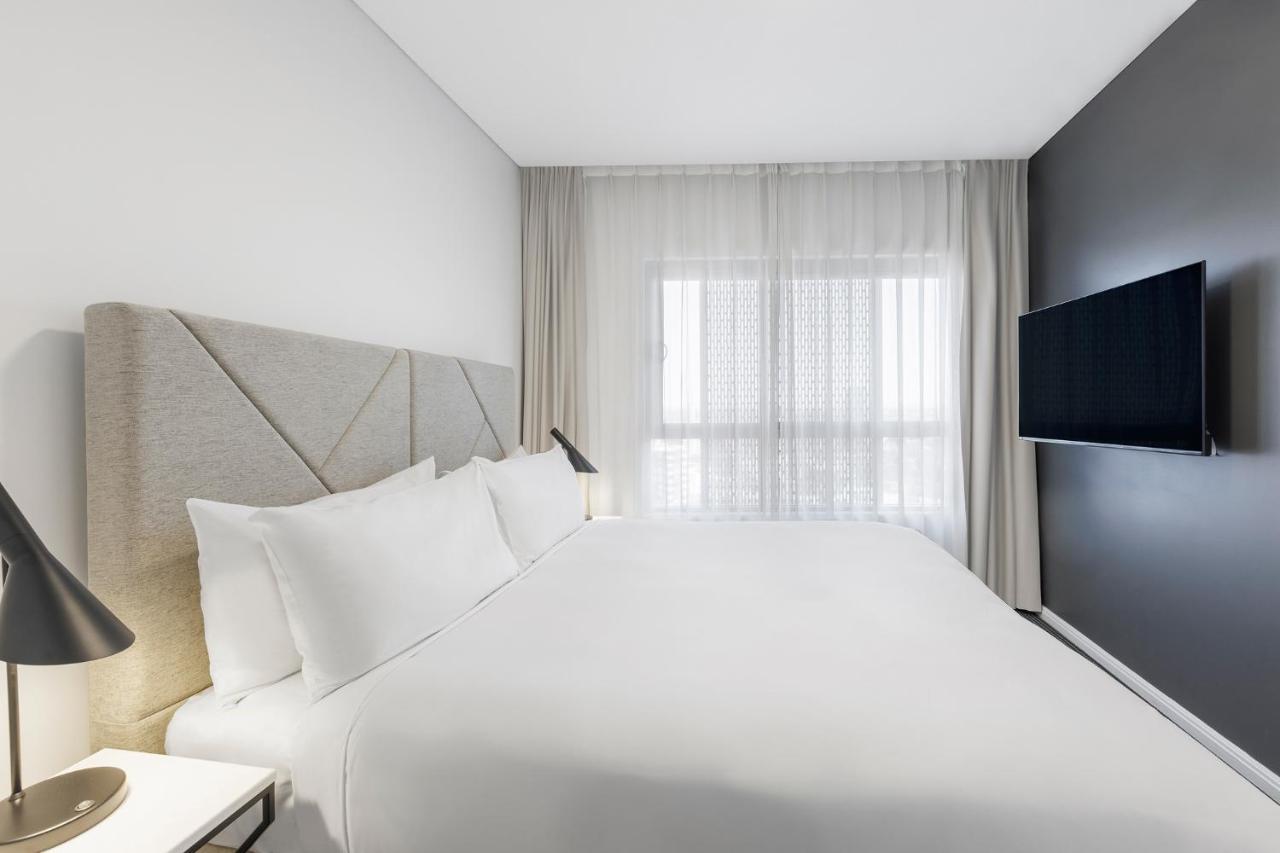 Meriton Suites Zetland Sydney Exterior foto A bedroom at the hotel
