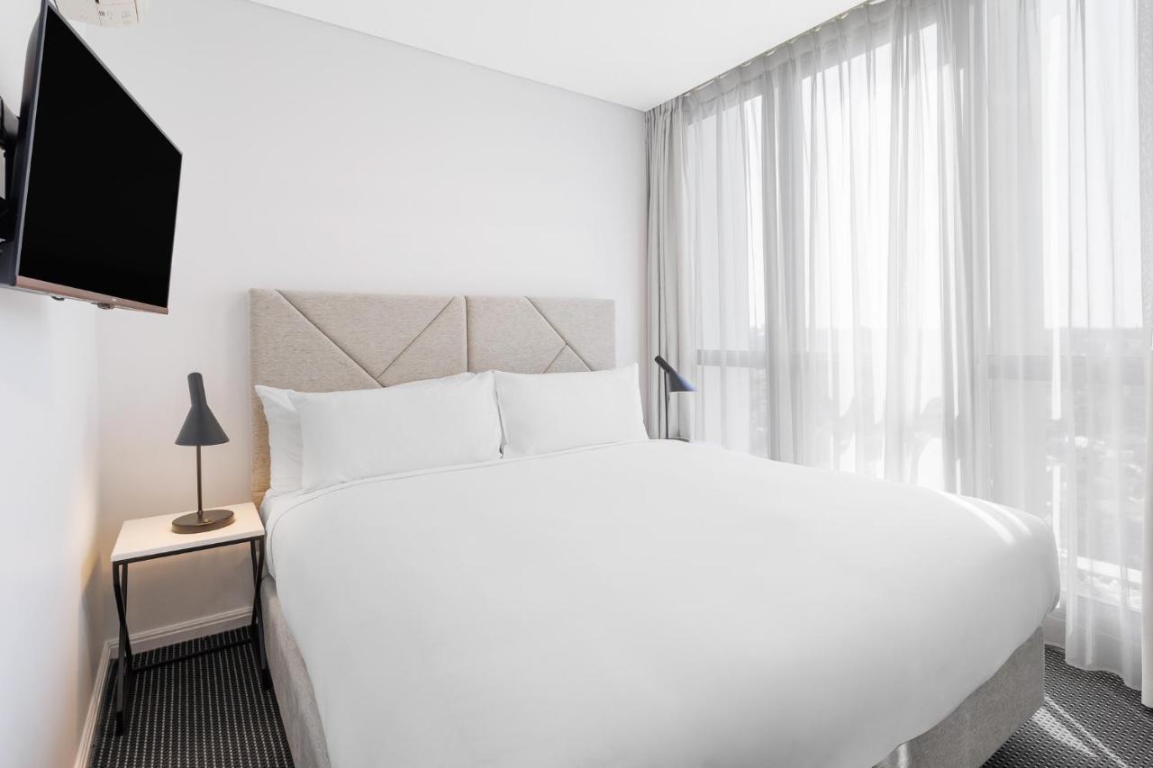 Meriton Suites Zetland Sydney Exterior foto A bedroom at the hotel