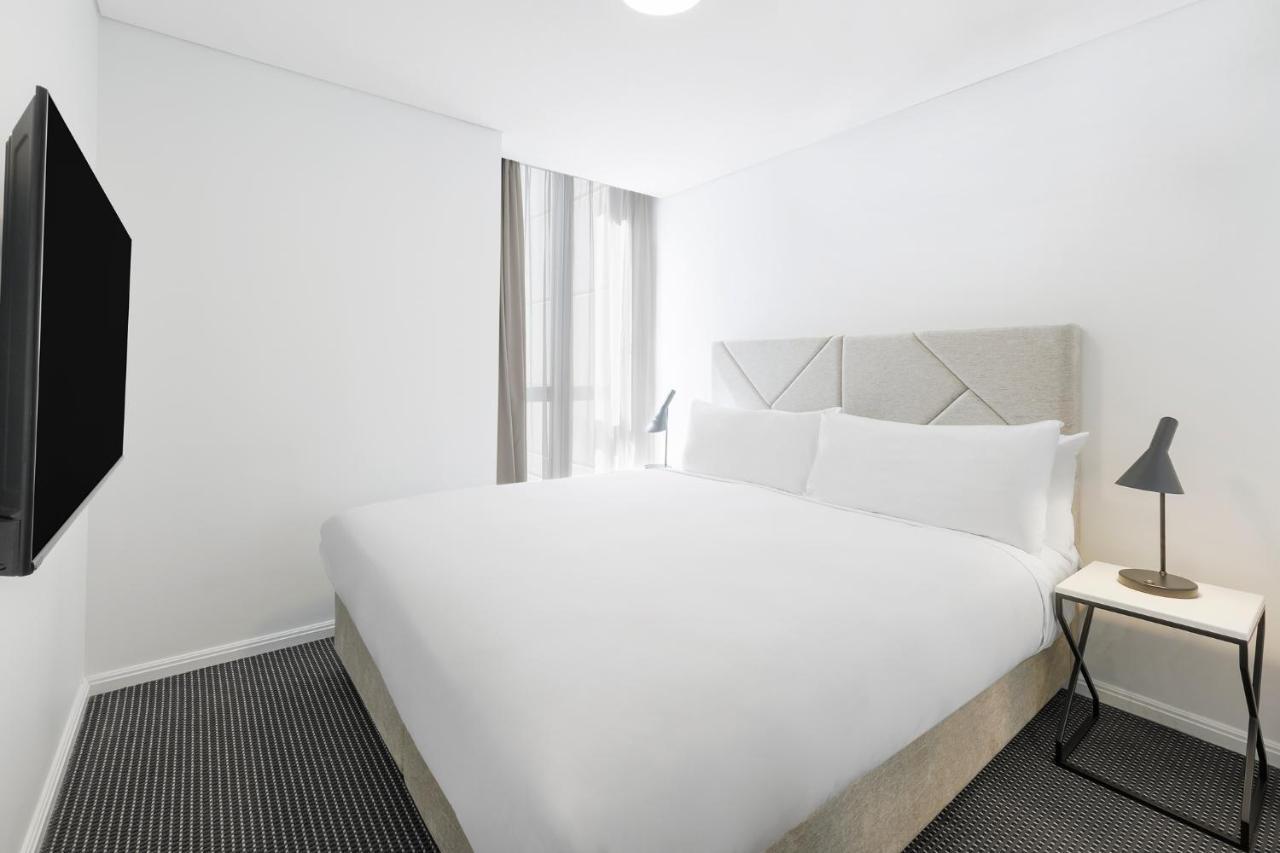 Meriton Suites Zetland Sydney Exterior foto A bedroom at the hotel