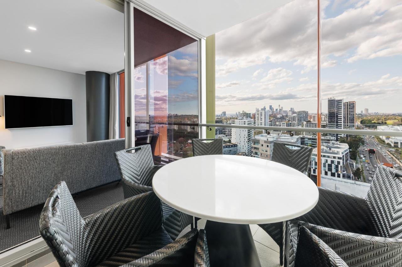 Meriton Suites Zetland Sydney Exterior foto The apartment balcony