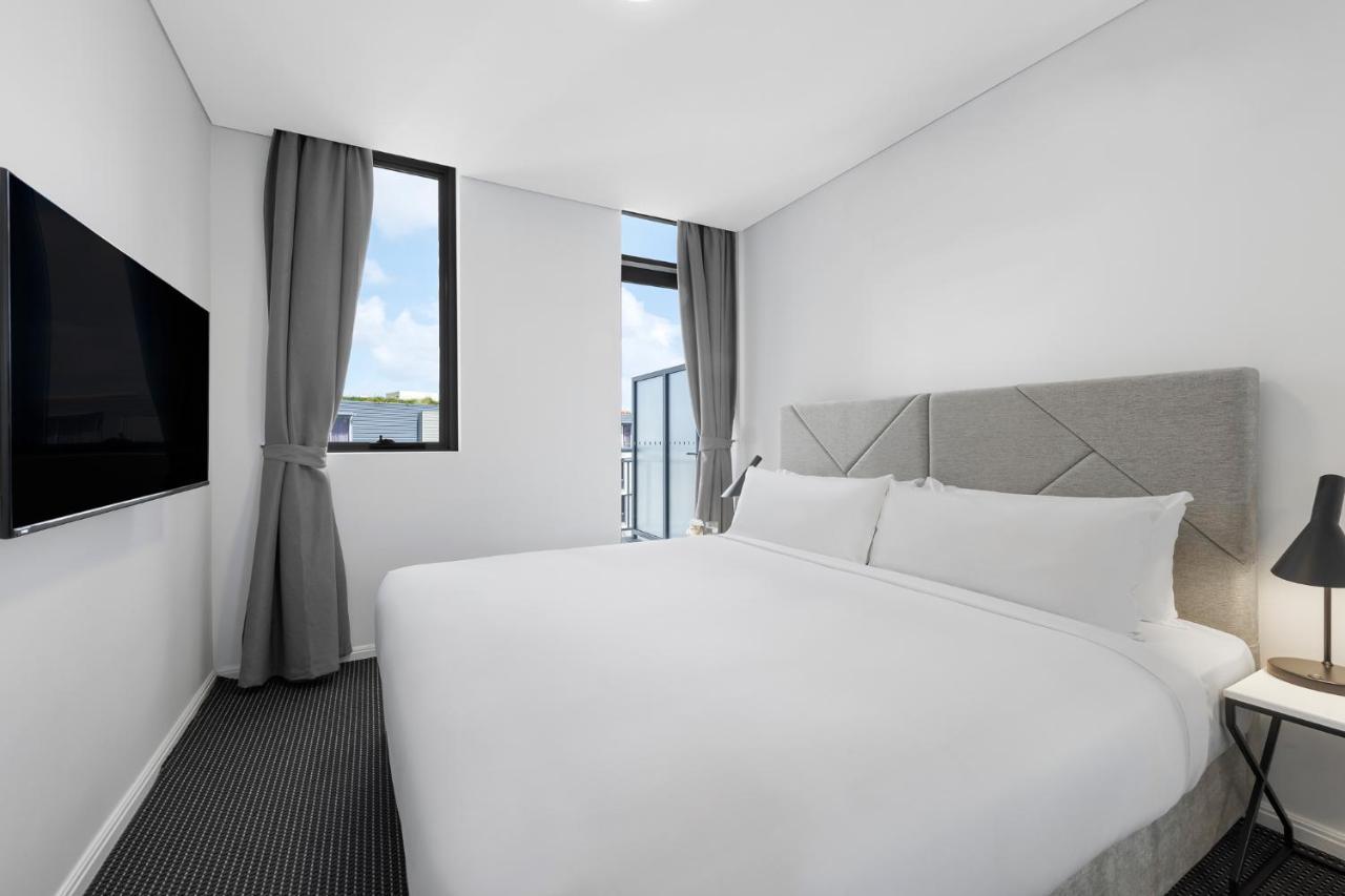 Meriton Suites Zetland Sydney Exterior foto A bedroom at the hotel