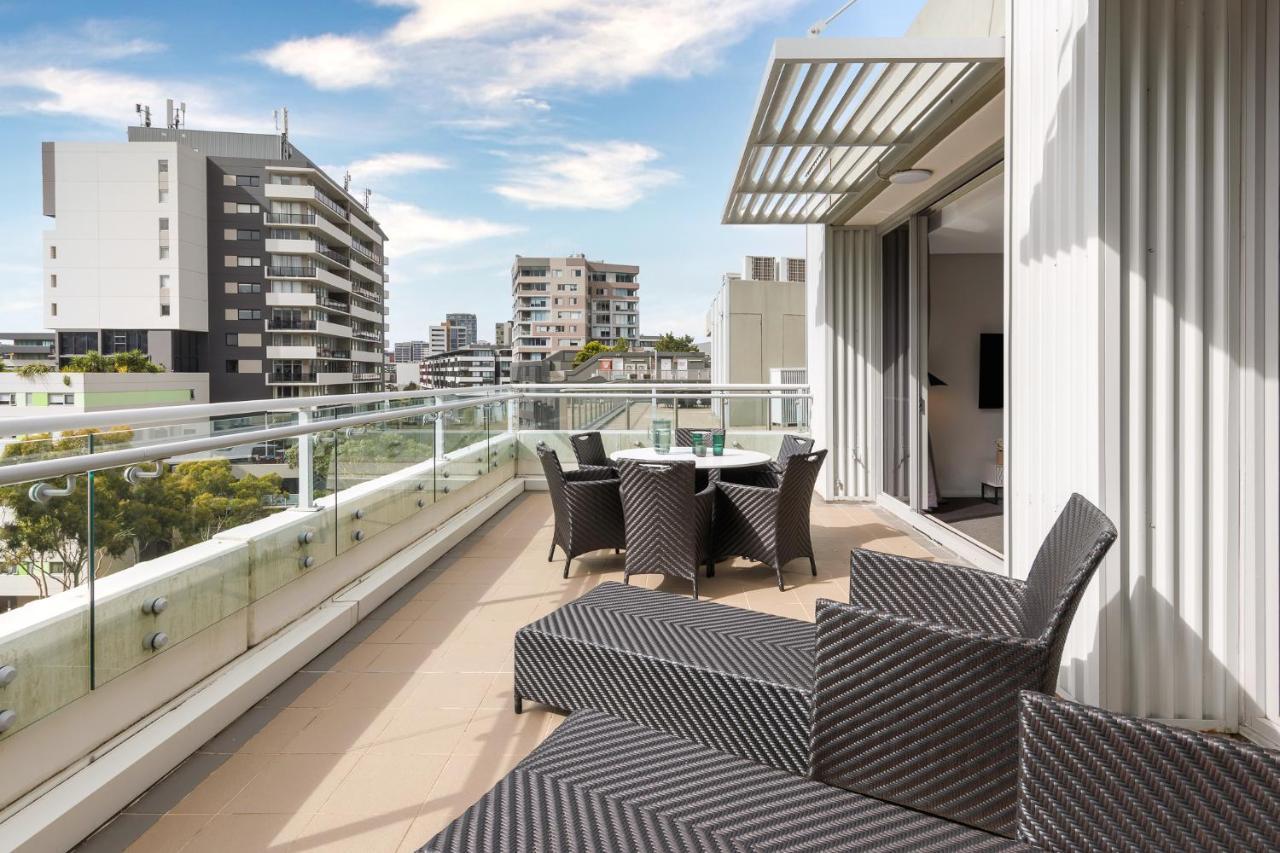 Meriton Suites Zetland Sydney Exterior foto The apartment's balcony