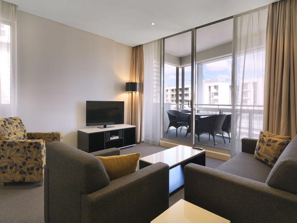 Meriton Suites Zetland Sydney Exterior foto A living room at the hotel
