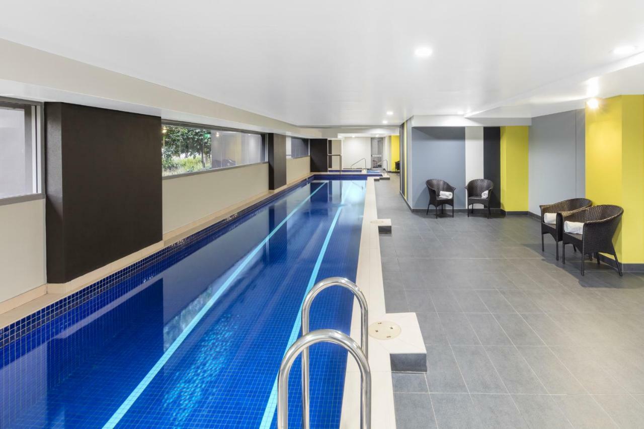 Meriton Suites Zetland Sydney Exterior foto The pool at the hotel